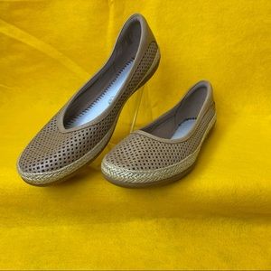 Clarks, women’s Flats, size 8-wide, lite brown w/ tan trim, fabric lining